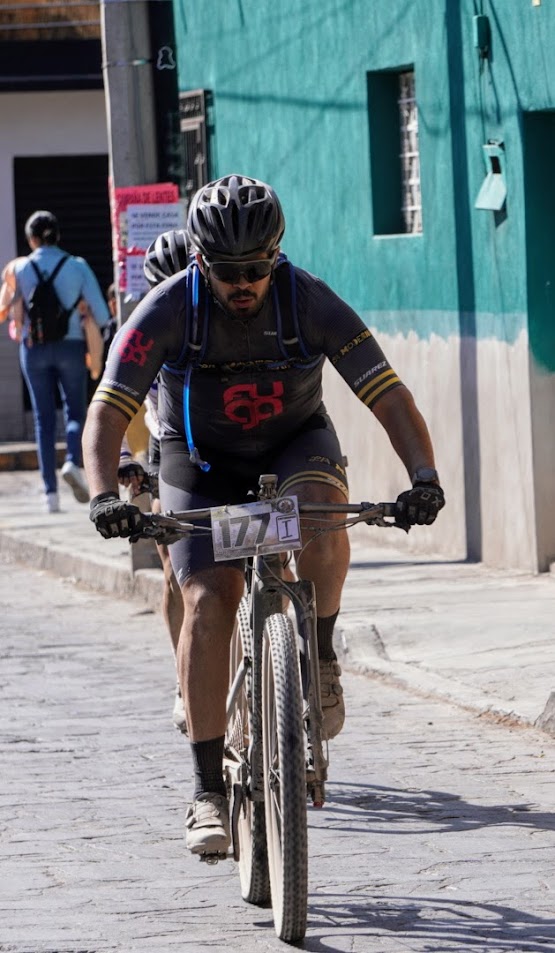 Ciclistas entrentnado en SLP